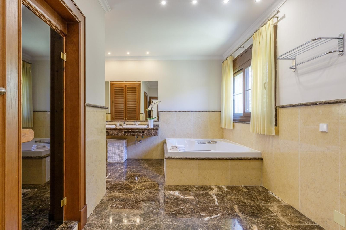 Se vende Villa - Chalet de 5 dormitorios en Costa Del Sol, Málaga, España