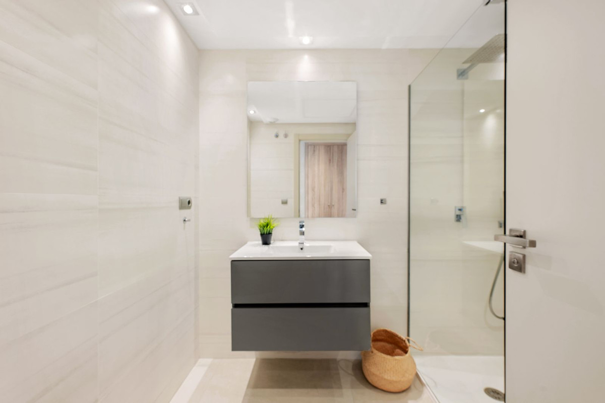 Se vende Apartamento Planta Media de 2 dormitorios en Costa Del Sol, Málaga, España