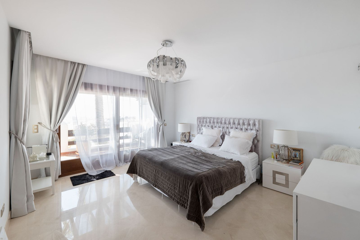 4 Bed Townhouse for sale in Benahavís Costa Del Sol, Málaga, Spain