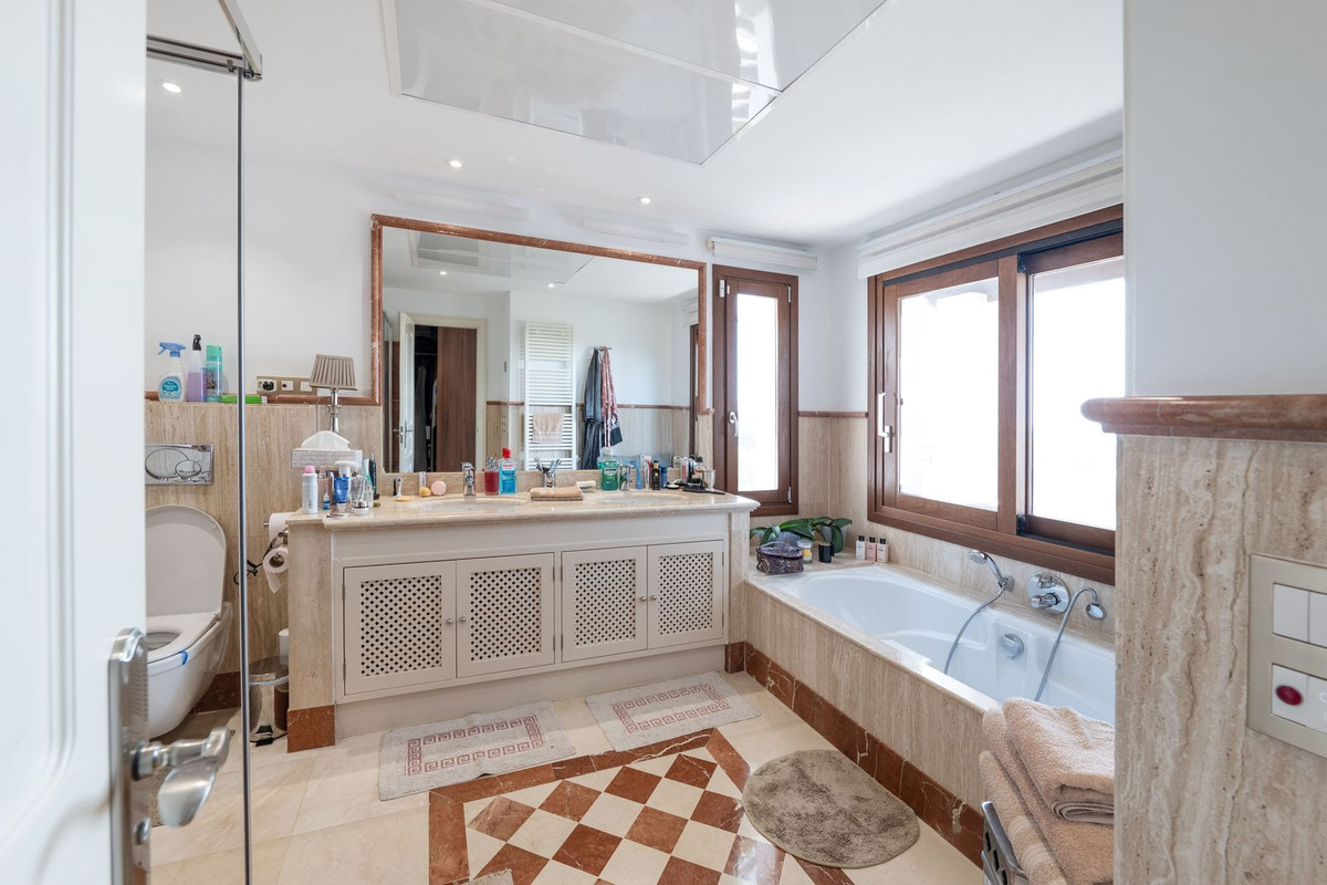 4 Bed Townhouse for sale in Benahavís Costa Del Sol, Málaga, Spain