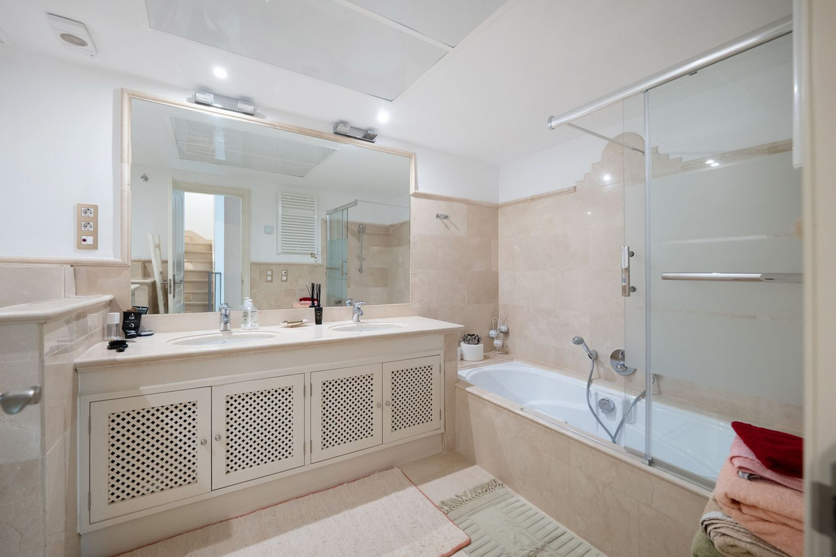 4 Bed Townhouse for sale in Benahavís Costa Del Sol, Málaga, Spain