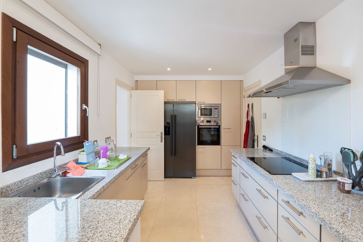4 Bed Townhouse for sale in Benahavís Costa Del Sol, Málaga, Spain