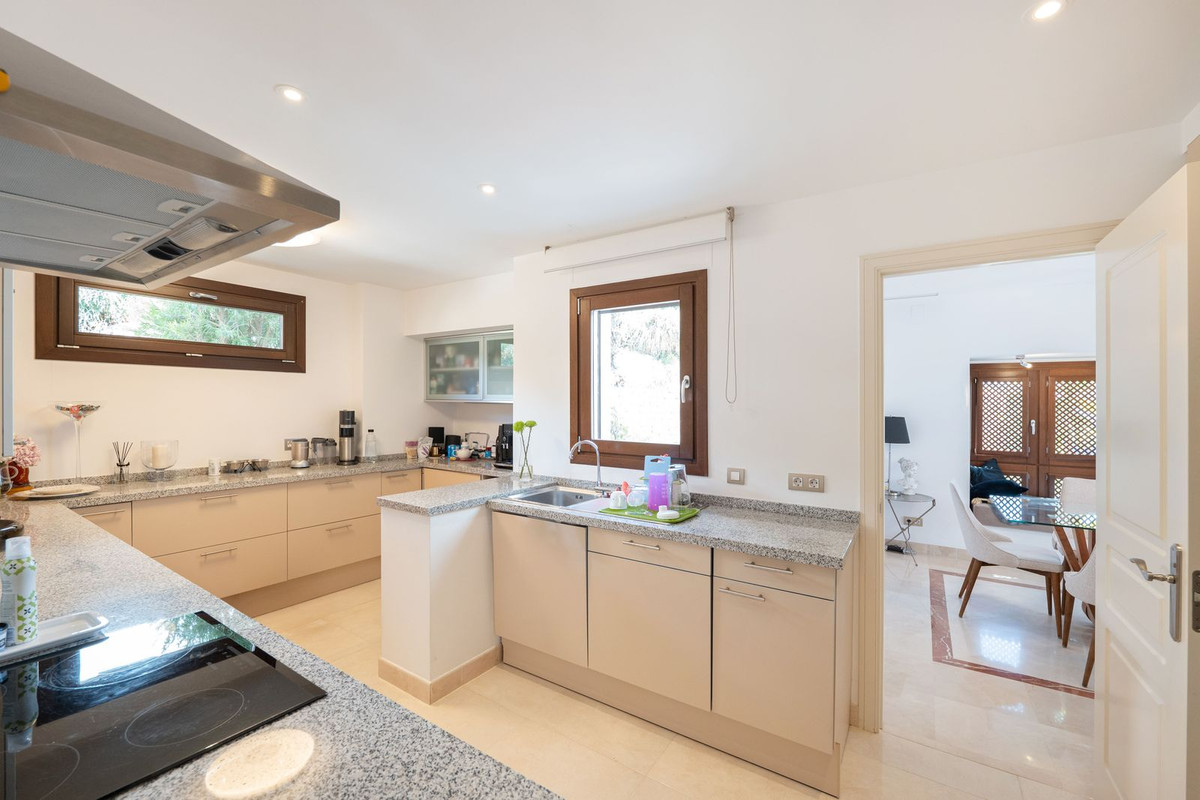 4 Bed Townhouse for sale in Benahavís Costa Del Sol, Málaga, Spain