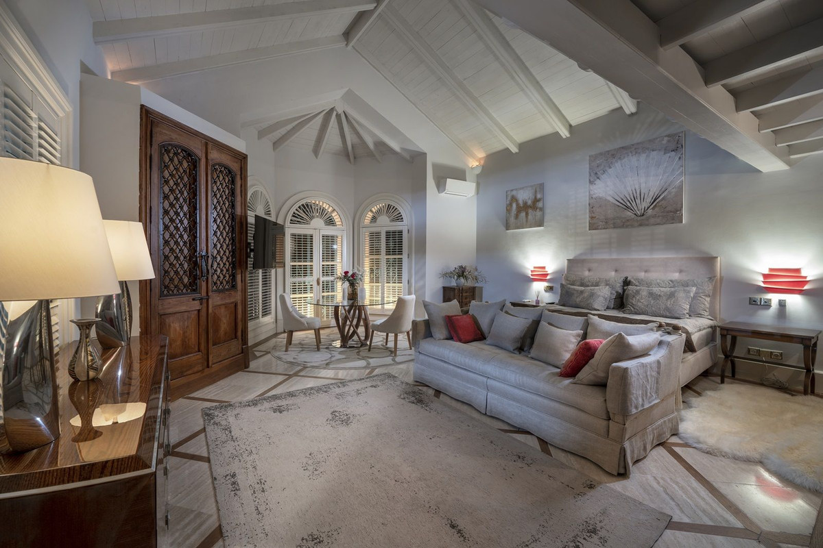 Se vende Villa - Chalet de 6 dormitorios en Costa Del Sol, Cadiz, España