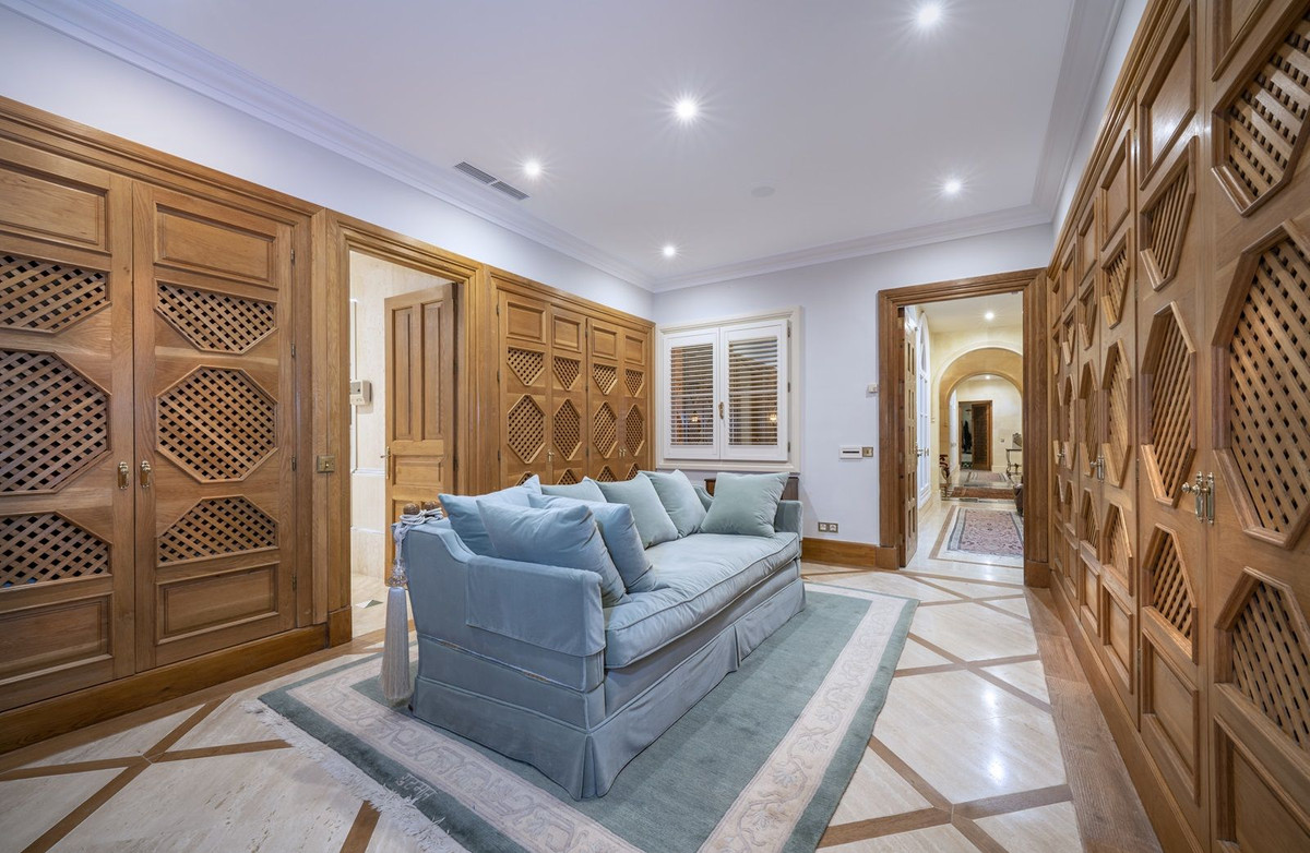 Se vende Villa - Chalet de 6 dormitorios en Costa Del Sol, Cadiz, España