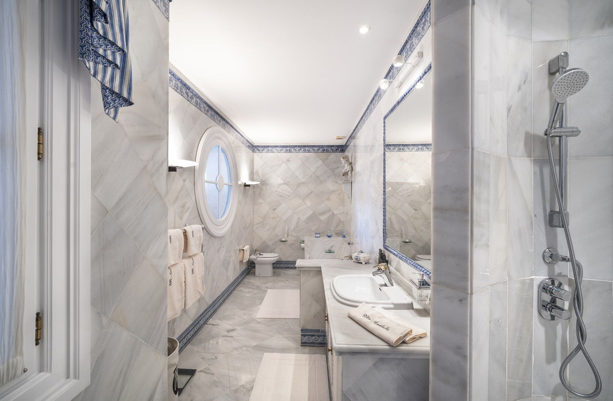 Se vende Villa - Chalet de 6 dormitorios en Costa Del Sol, Cadiz, España