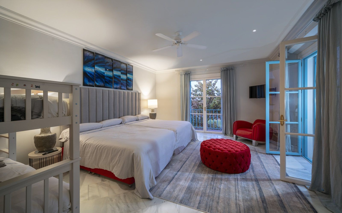 Se vende Villa - Chalet de 6 dormitorios en Costa Del Sol, Cadiz, España