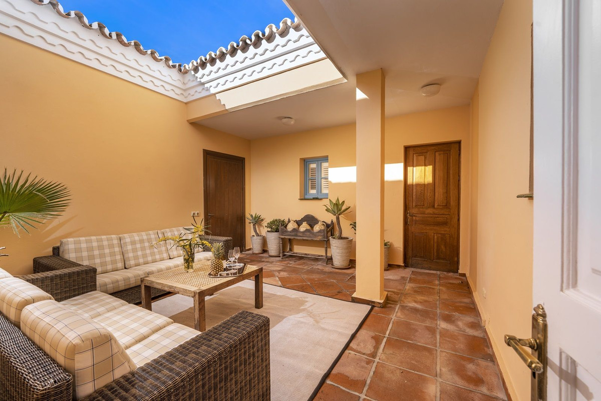 Se vende Villa - Chalet de 6 dormitorios en Costa Del Sol, Cadiz, España