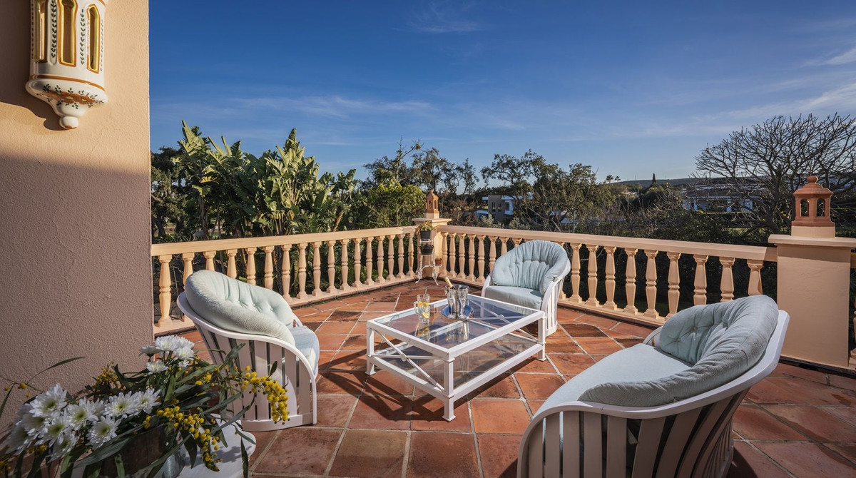 Se vende Villa - Chalet de 6 dormitorios en Costa Del Sol, Cadiz, España