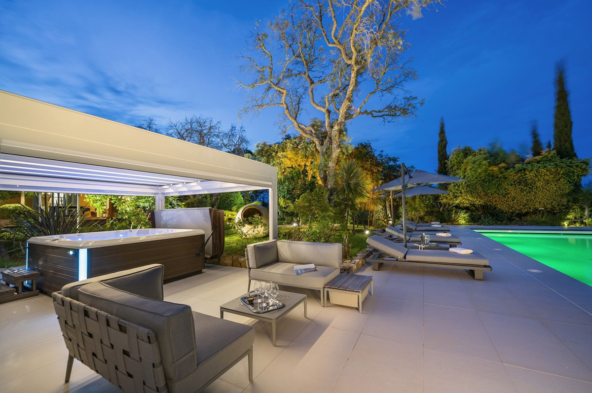 Se vende Villa - Chalet de 6 dormitorios en Costa Del Sol, Cadiz, España