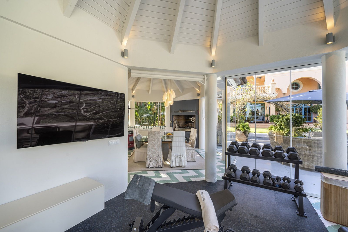 Se vende Villa - Chalet de 6 dormitorios en Costa Del Sol, Cadiz, España