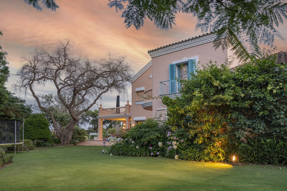 Se vende Villa - Chalet de 6 dormitorios en Costa Del Sol, Cadiz, España