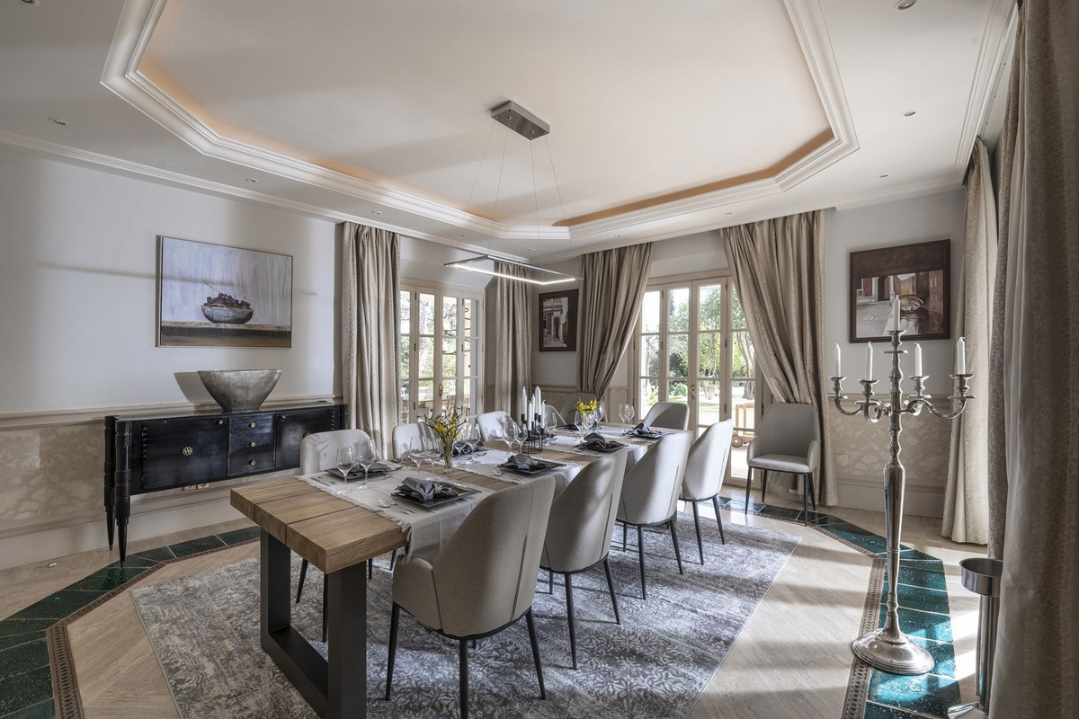 Se vende Villa - Chalet de 6 dormitorios en Costa Del Sol, Cadiz, España