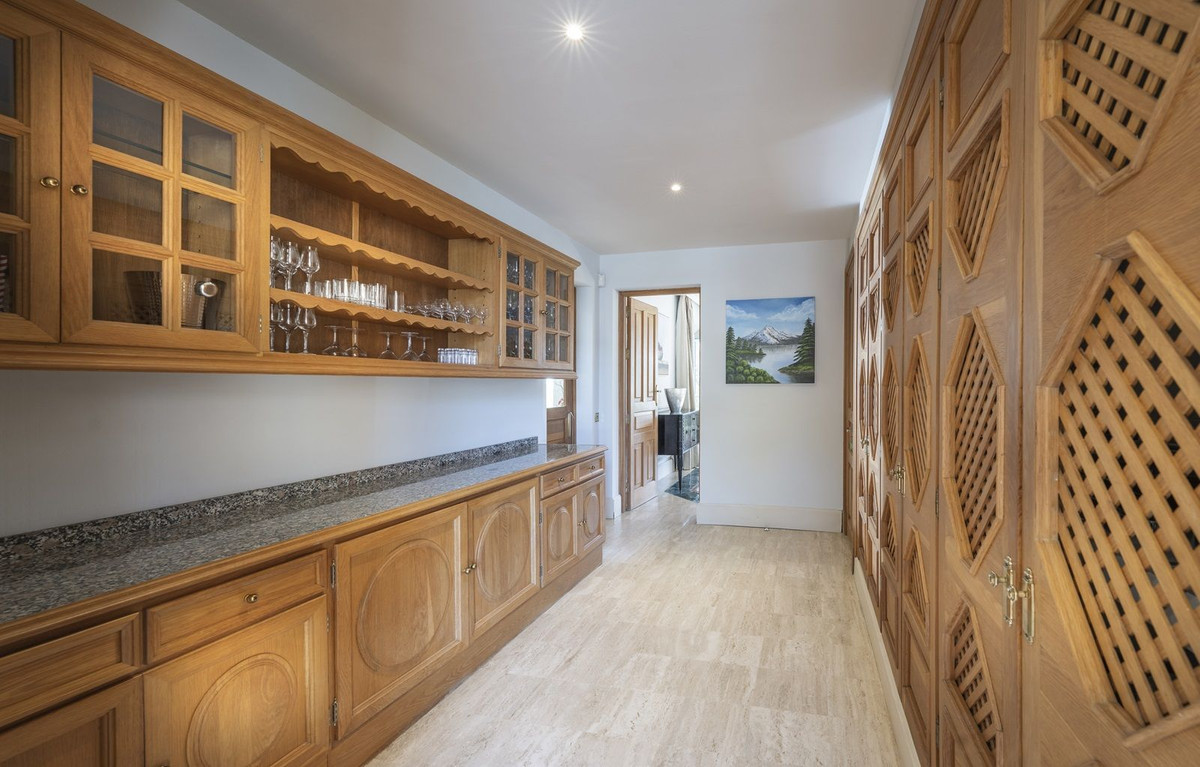 Se vende Villa - Chalet de 6 dormitorios en Costa Del Sol, Cadiz, España