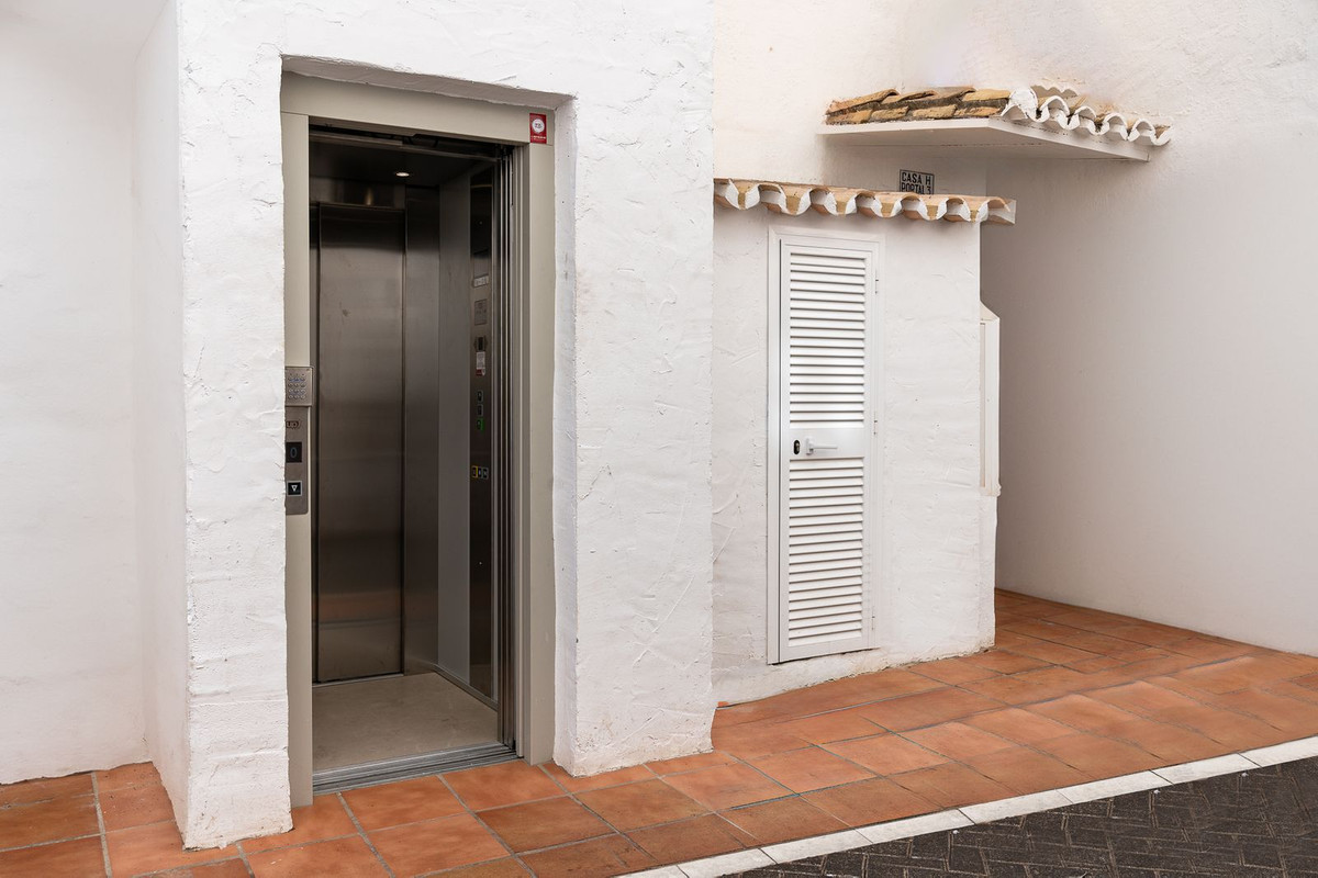 2 Bed Apartment for sale in Puerto Banús Costa Del Sol, Málaga, Spain