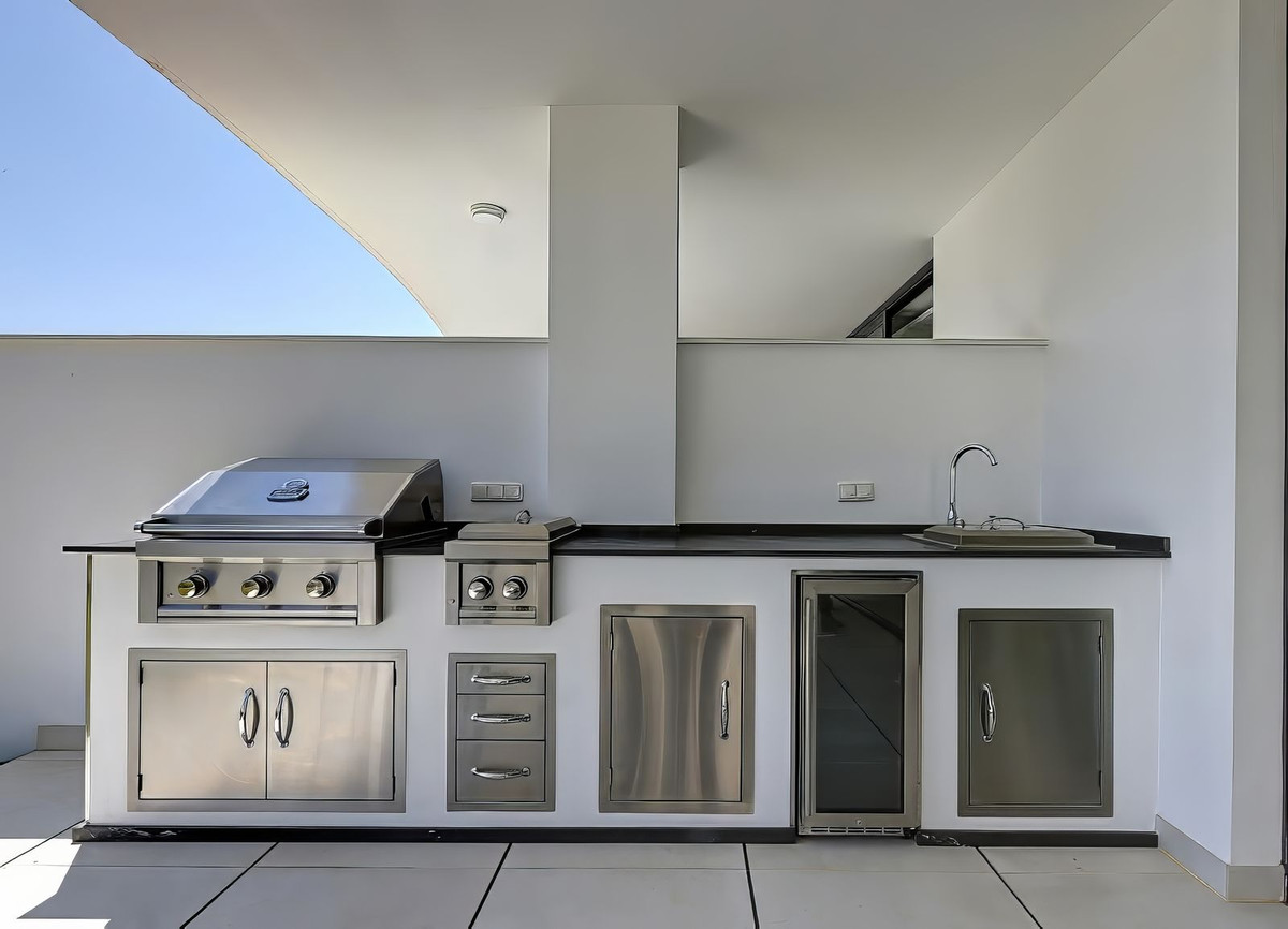 3 Bed Apartment for sale in Fuengirola Costa Del Sol, Málaga, Spain