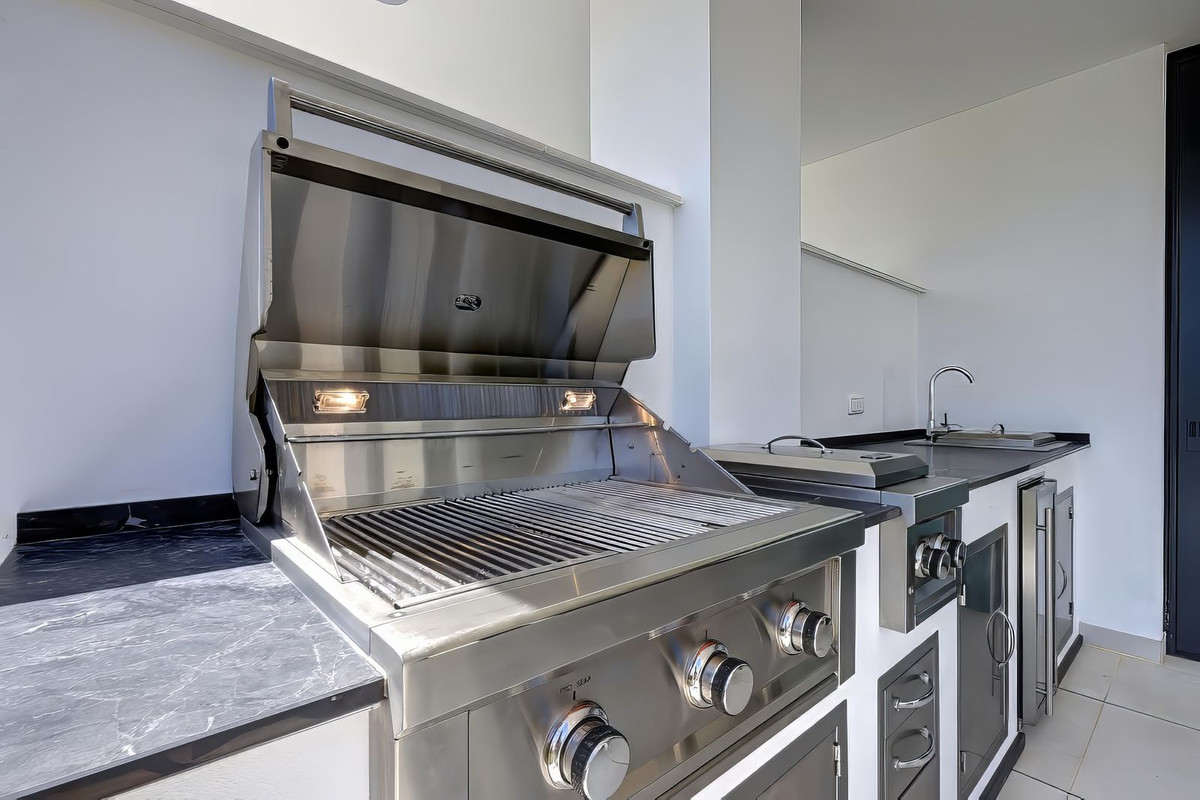3 Bed Apartment for sale in Fuengirola Costa Del Sol, Málaga, Spain