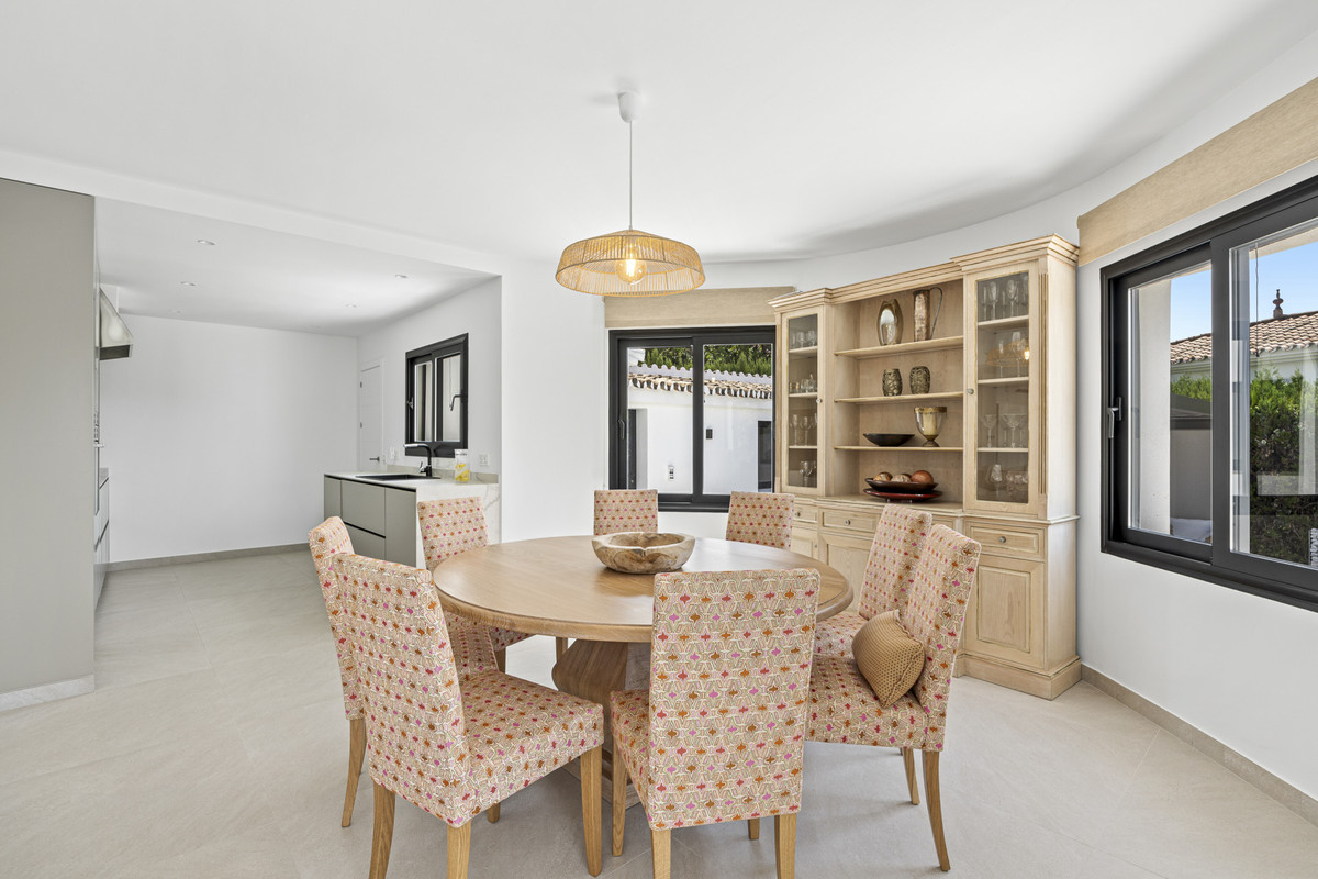 Se vende Villa - Chalet de 4 dormitorios en Costa Del Sol, Málaga, España