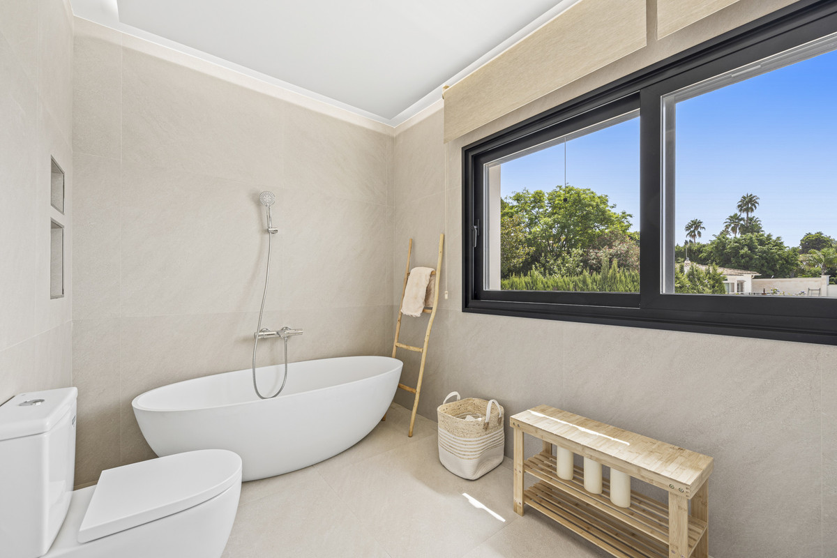 Se vende Villa - Chalet de 4 dormitorios en Costa Del Sol, Málaga, España