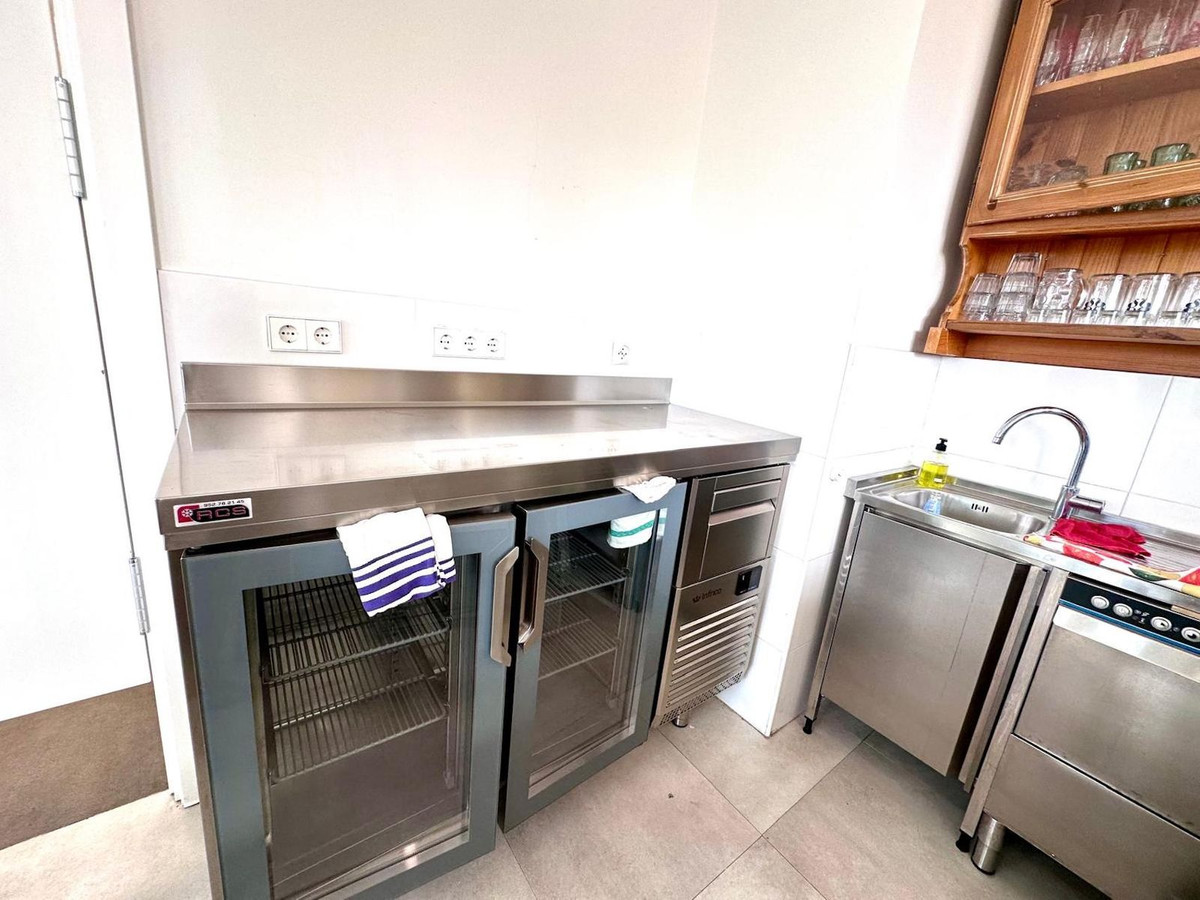 Commercial unit for sale in Nueva Andalucía Costa Del Sol, Málaga, Spain