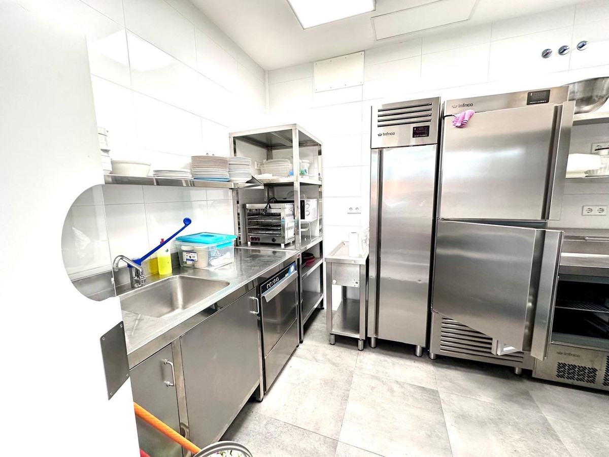 Commercial unit for sale in Nueva Andalucía Costa Del Sol, Málaga, Spain