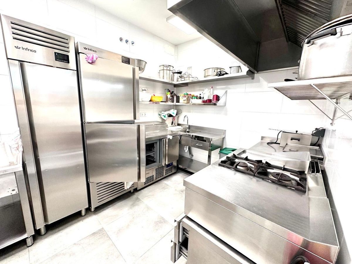 Commercial unit for sale in Nueva Andalucía Costa Del Sol, Málaga, Spain