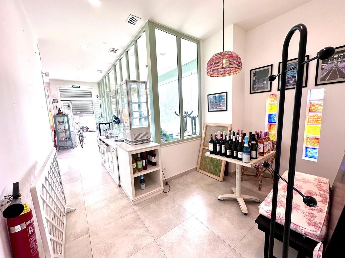 Commercial unit for sale in Nueva Andalucía Costa Del Sol, Málaga, Spain