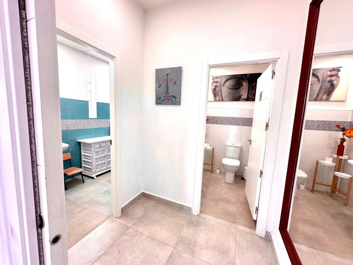 Commercial unit for sale in Nueva Andalucía Costa Del Sol, Málaga, Spain