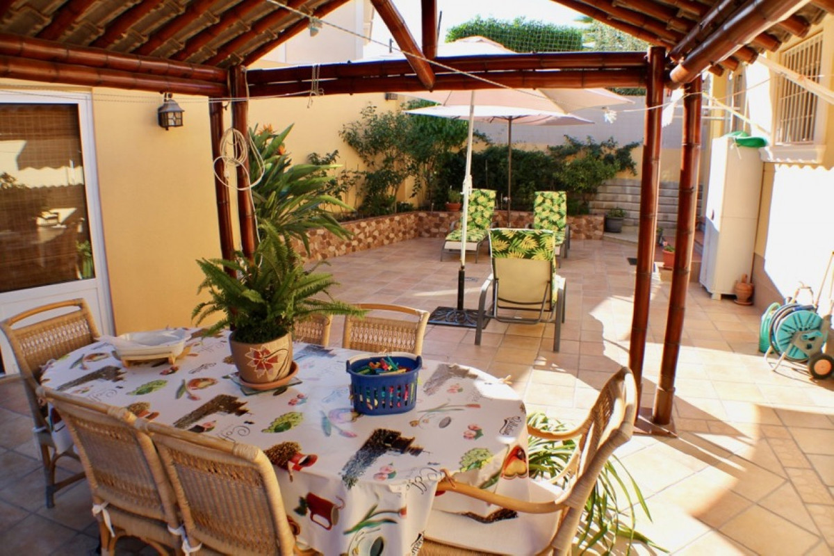 Se vende Villa - Chalet de 4 dormitorios en Costa Blanca, Alicante, España