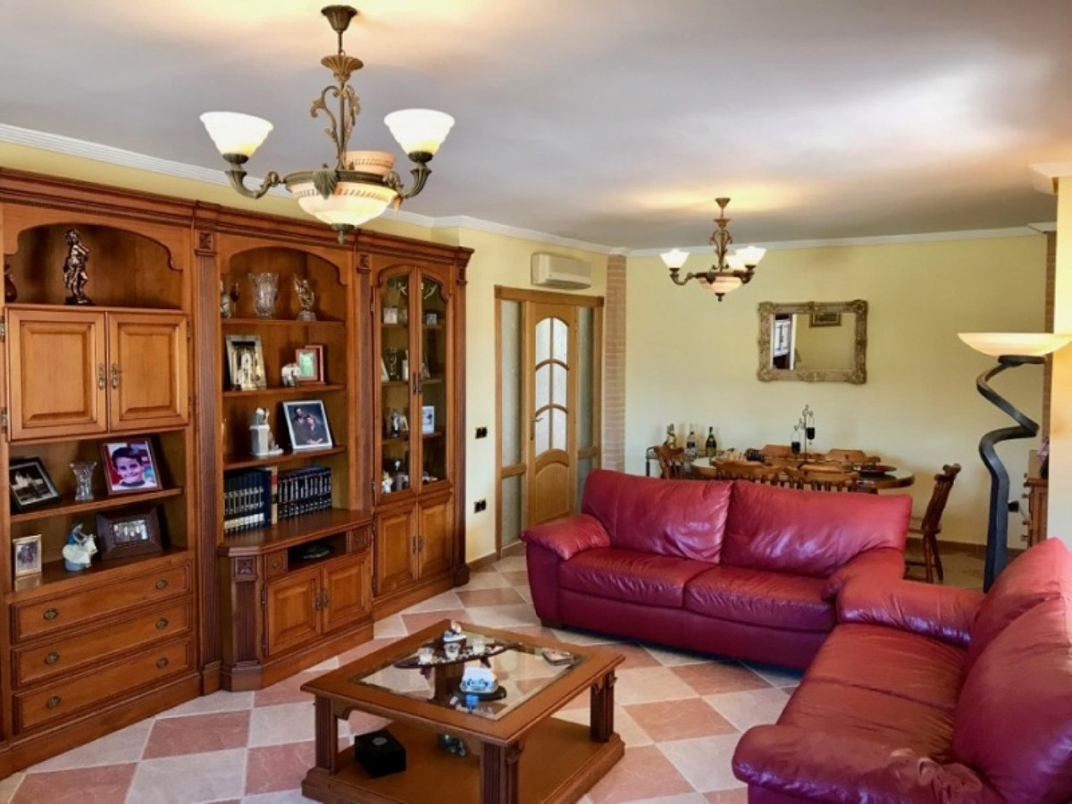 6 Bed Townhouse for sale in Benidorm Costa Blanca, Alicante, Spain