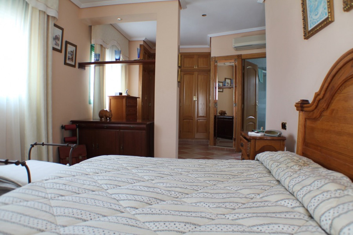 6 Bed Townhouse for sale in Benidorm Costa Blanca, Alicante, Spain