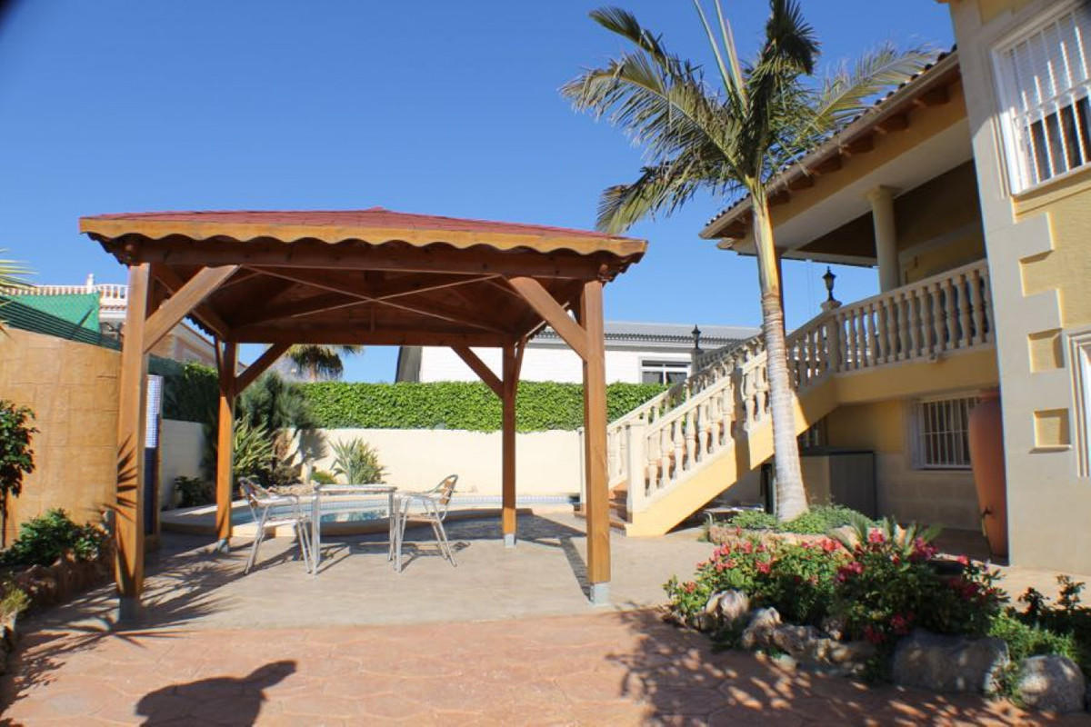 6 Bed Townhouse for sale in Lalfás Del Pi Costa Blanca, Alicante, Spain