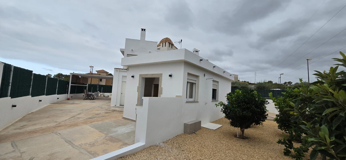 Se vende Villa - Chalet de 4 dormitorios en Costa Blanca, Alicante, España