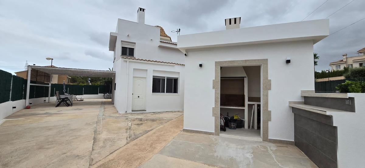 Se vende Villa - Chalet de 4 dormitorios en Costa Blanca, Alicante, España
