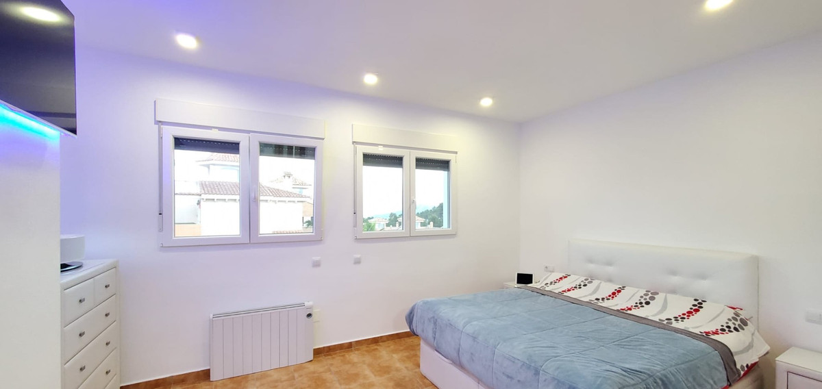 Se vende Villa - Chalet de 4 dormitorios en Costa Blanca, Alicante, España