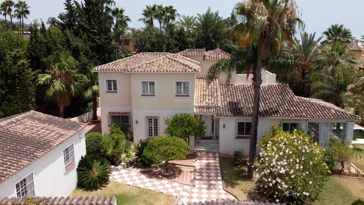 5 Bed Townhouse for sale in Nagüeles Costa Del Sol, Málaga, Spain