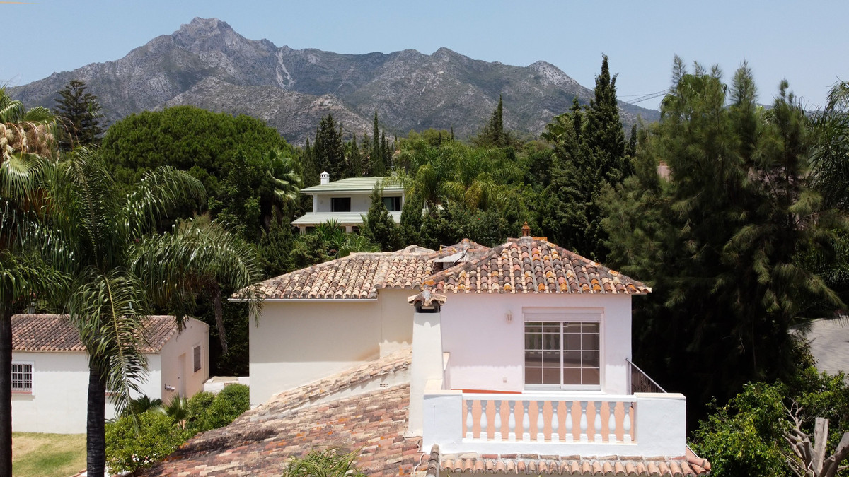5 Bed Townhouse for sale in Nagüeles Costa Del Sol, Málaga, Spain