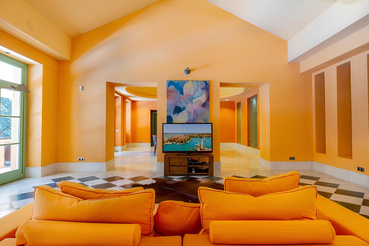 Se vende Villa - Chalet de 6 dormitorios en Costa Del Sol, Cadiz, España