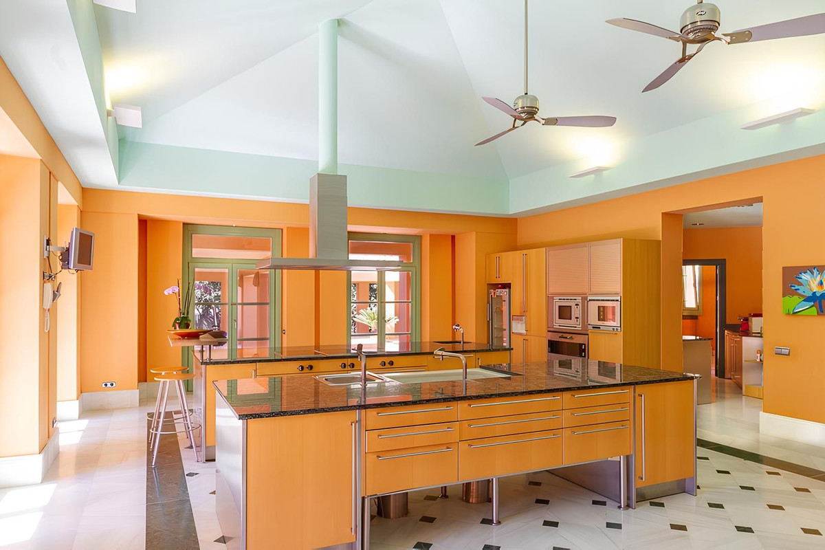 Se vende Villa - Chalet de 6 dormitorios en Costa Del Sol, Cadiz, España