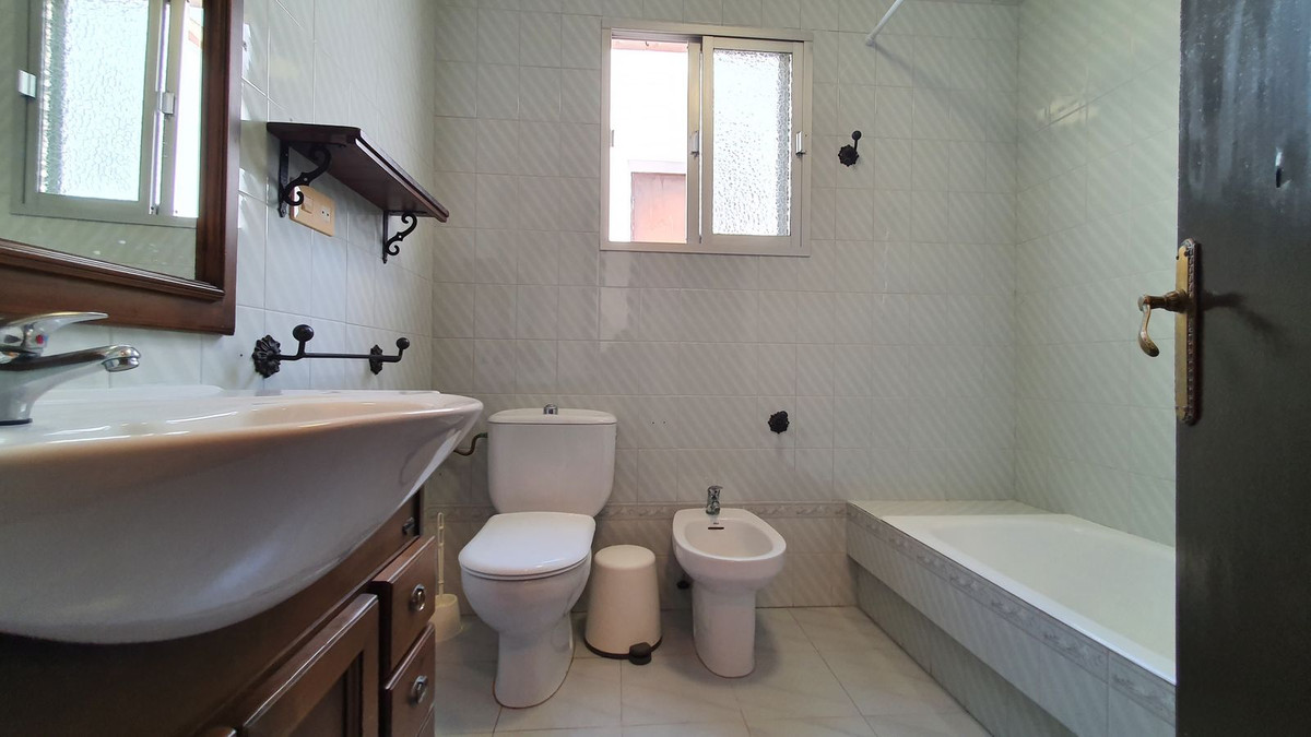 4 Bed Townhouse for sale in Ardales Costa Del Sol, Málaga, Spain