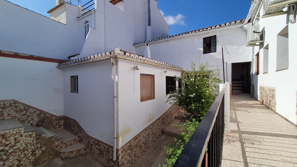 4 Bed Townhouse for sale in Ardales Costa Del Sol, Málaga, Spain