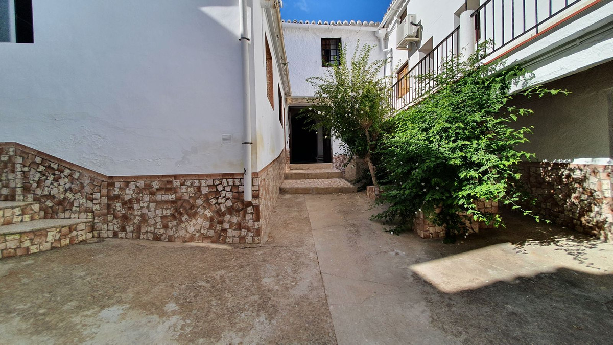 4 Bed Townhouse for sale in Ardales Costa Del Sol, Málaga, Spain