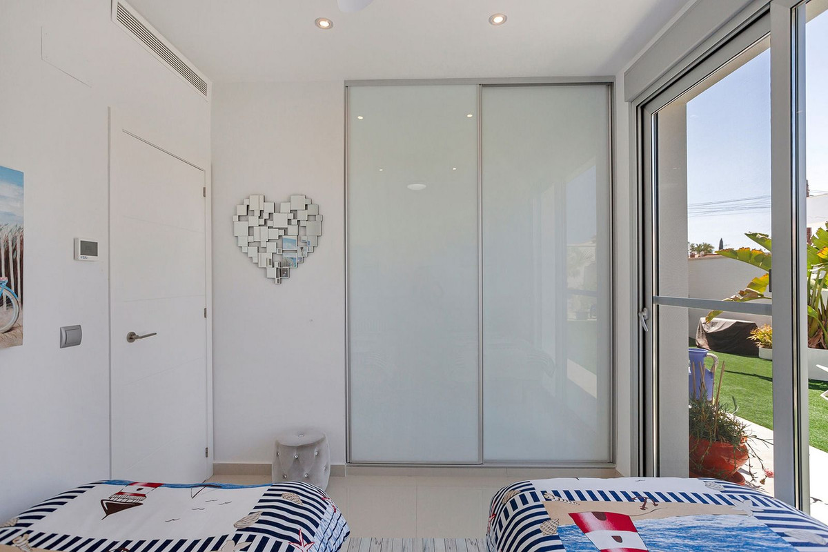 Se vende Villa - Chalet de 3 dormitorios en Costa Blanca, Alicante, España