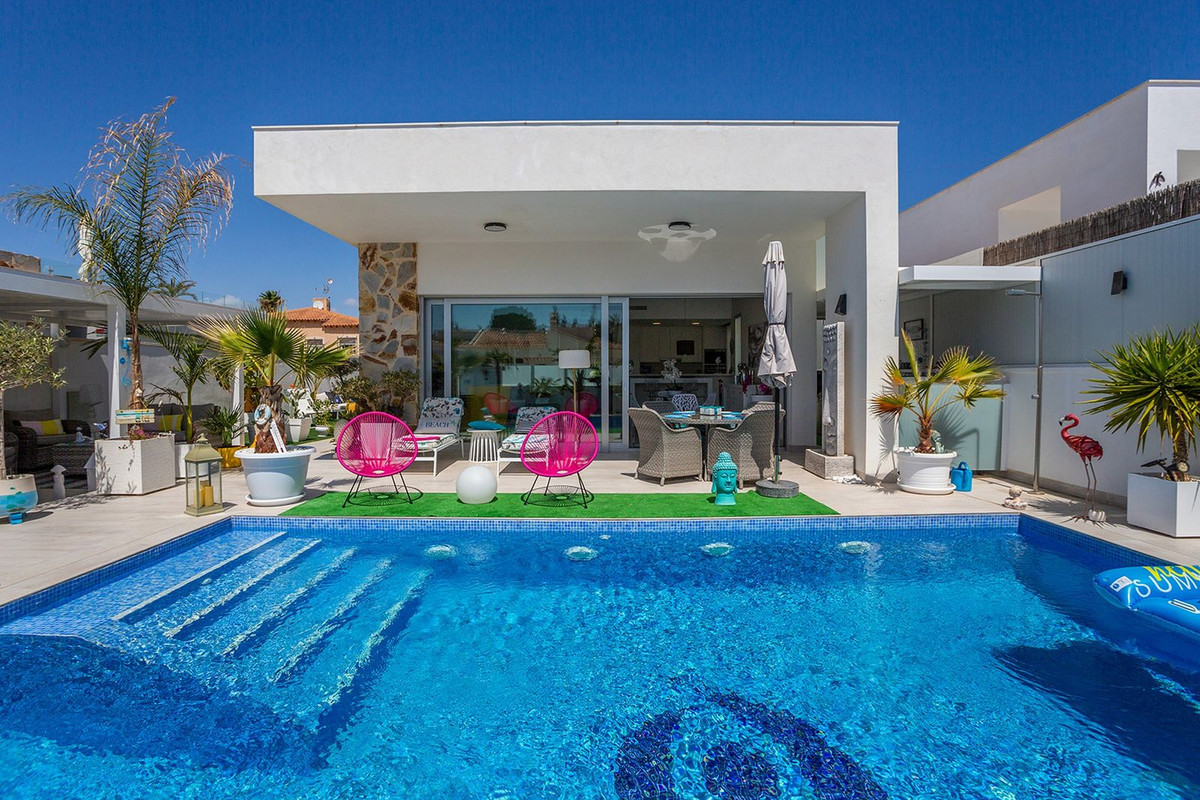 Se vende Villa - Chalet de 3 dormitorios en Costa Blanca, Alicante, España