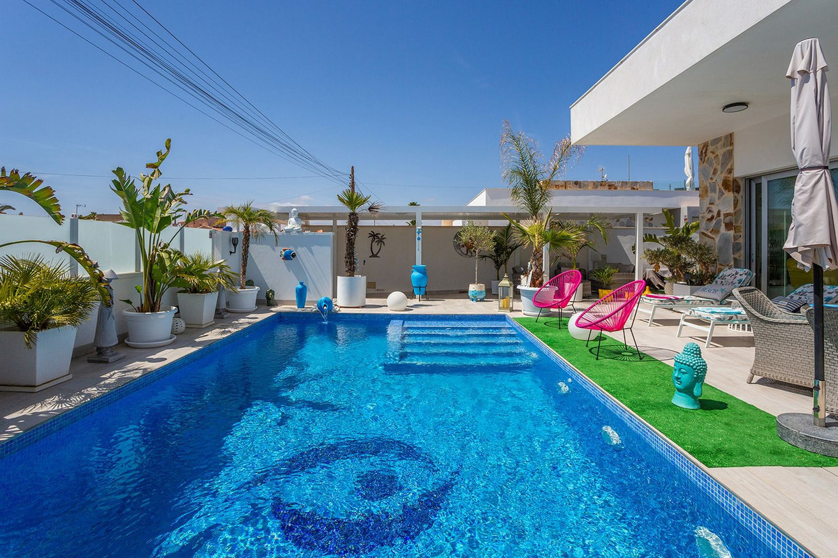 Se vende Villa - Chalet de 3 dormitorios en Costa Blanca, Alicante, España
