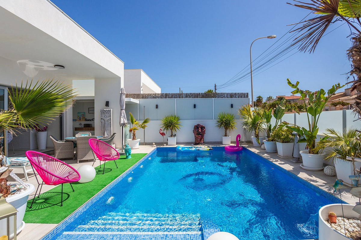 Se vende Villa - Chalet de 3 dormitorios en Costa Blanca, Alicante, España