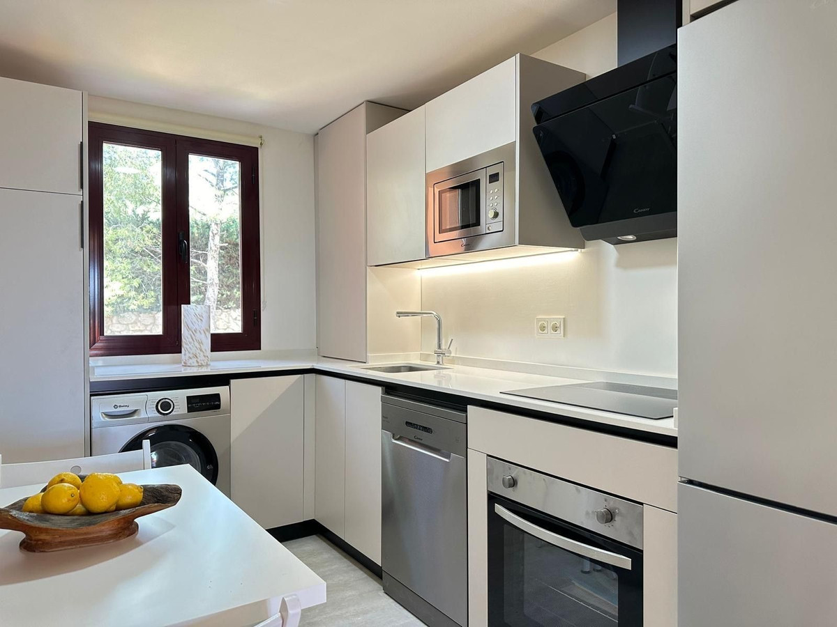 2 Bed Apartment for sale in El Paraiso Costa Del Sol, Málaga, Spain