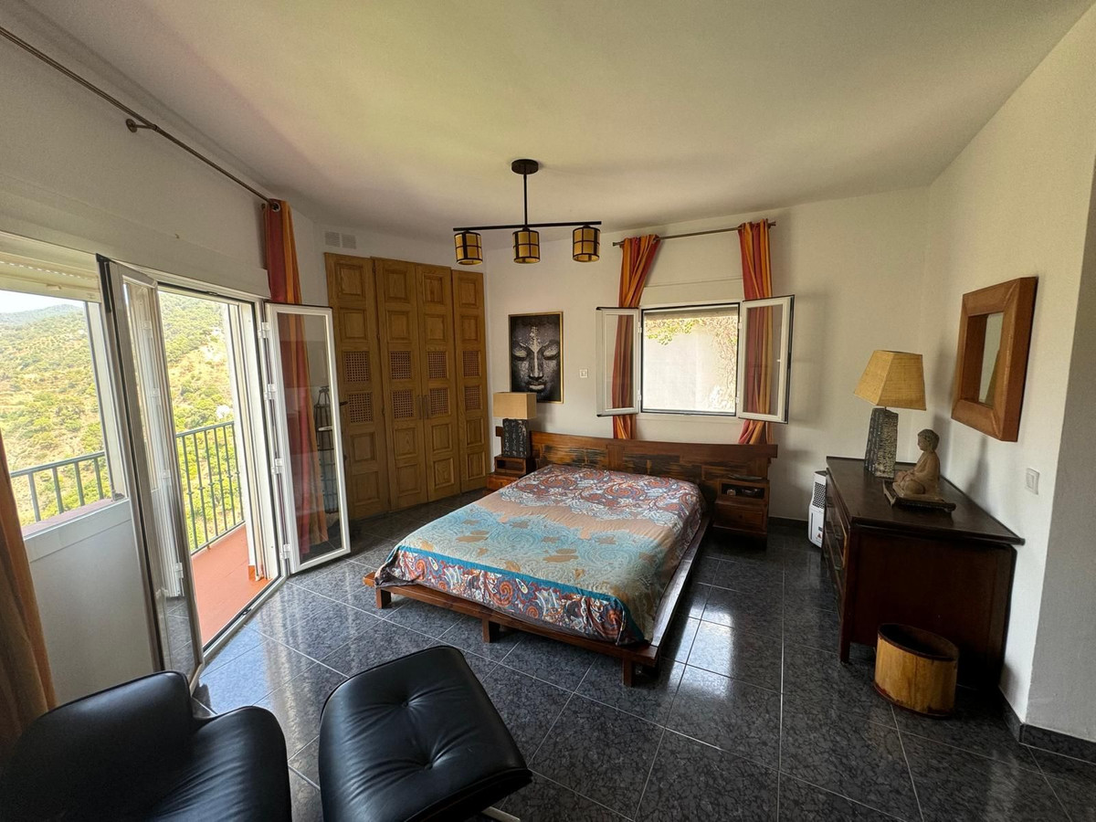 5 Bed Apartment for sale in Istán Costa Del Sol, Málaga, Spain