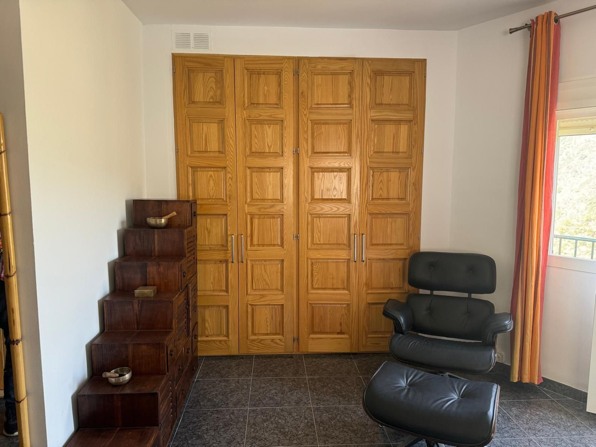 5 Bed Apartment for sale in Istán Costa Del Sol, Málaga, Spain