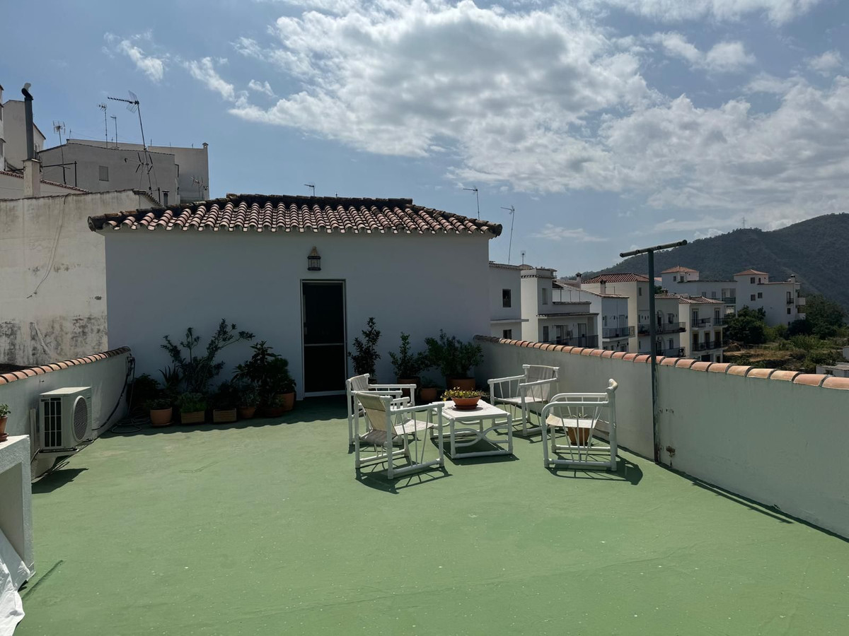 5 Bed Apartment for sale in Istán Costa Del Sol, Málaga, Spain
